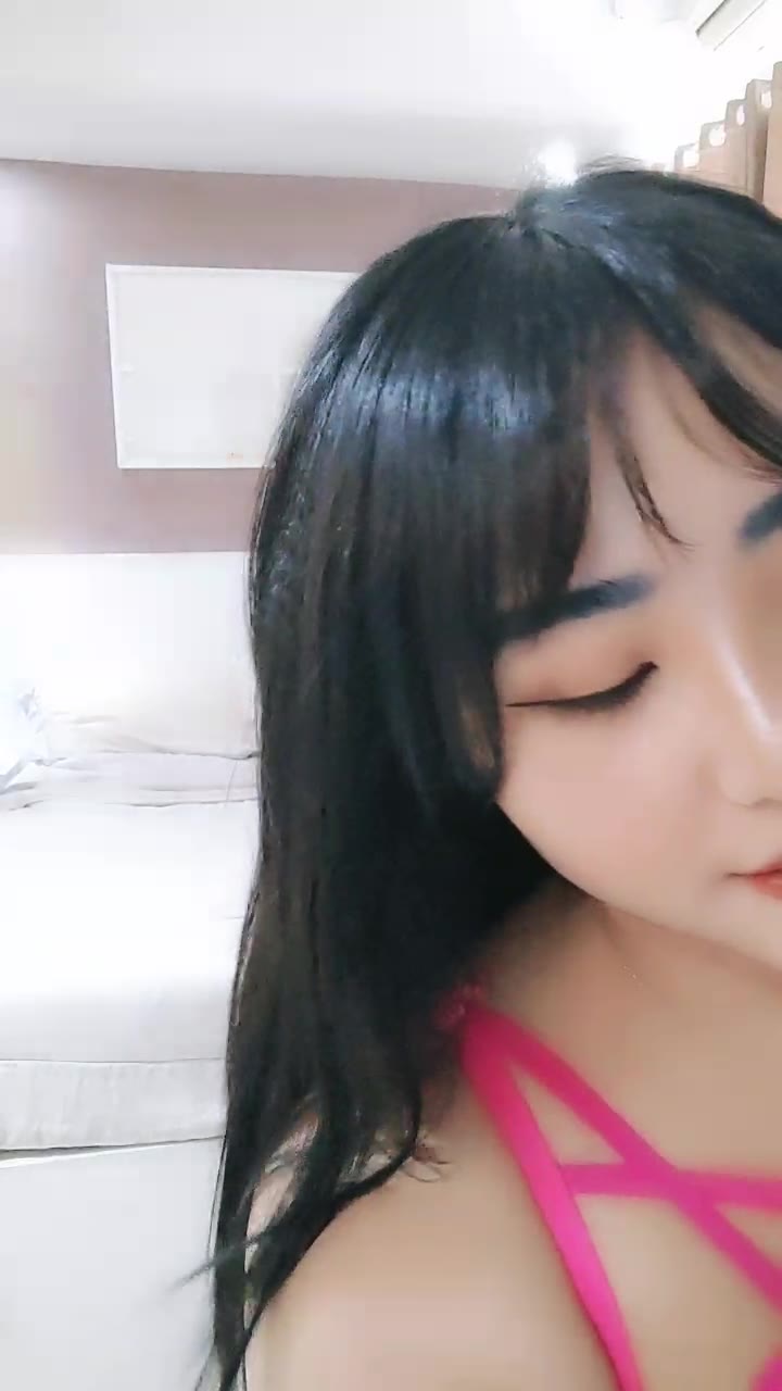 Miyuki Pink Bikini Ala Striptis Hot Buka Dikit Sayang